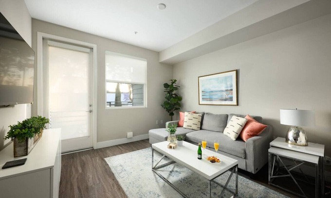 Santa Ana Apartment | Villa Valencia - City of Orange