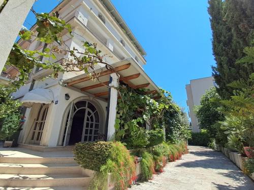 Maini House | Villa Velzon Guesthouse