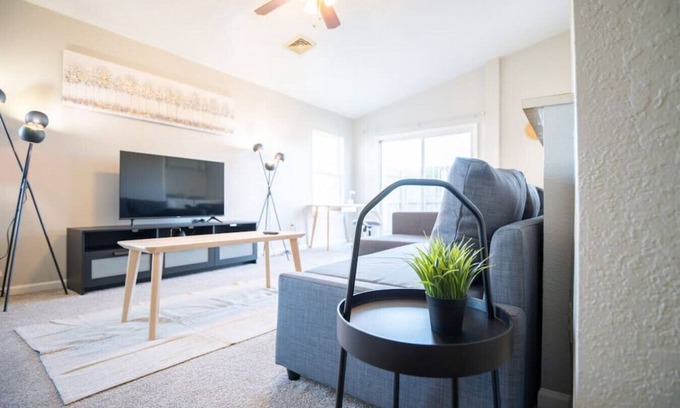 Groveland House | VILLA VERBENA - Sleek 3 BD in Pekin