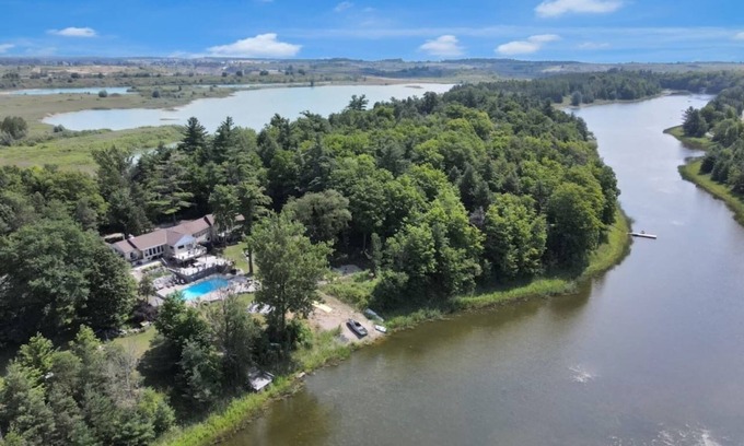 Caledon House | Villa Verde: Private Lake ~ Hot Tub ~ Pool ~ Sauna