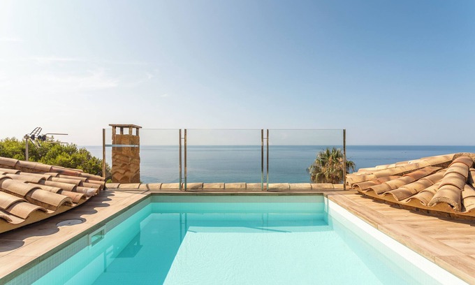 Lloret de Mar Villa | Villa 'Villa Con Infinity Pool' with Sea View, Wi-Fi and Air Conditioning