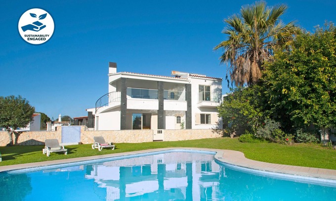 Branqueira Villa | Villa w/heatable pool, BBQ & private annexes