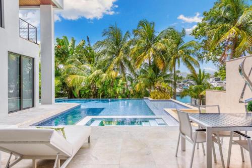 Northeast Miami Villa | VILLA WATERFRONT MIAMI 6 BEDROOMs SLEEPS 14 PEOPLE