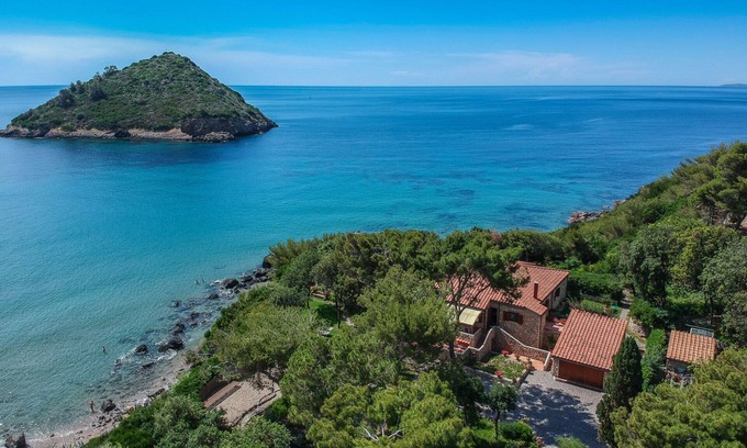 Porto Ercole Villa | Villa with direct access to the beach and stunning sea views in Porto Ercole