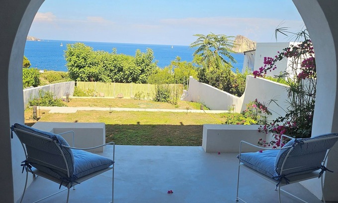 Panarea Villa | VILLA WITH GARDEN IN PANAREA 150 METERS FROM THE SEA, WITH AIR CONDITIONING AND WIFI