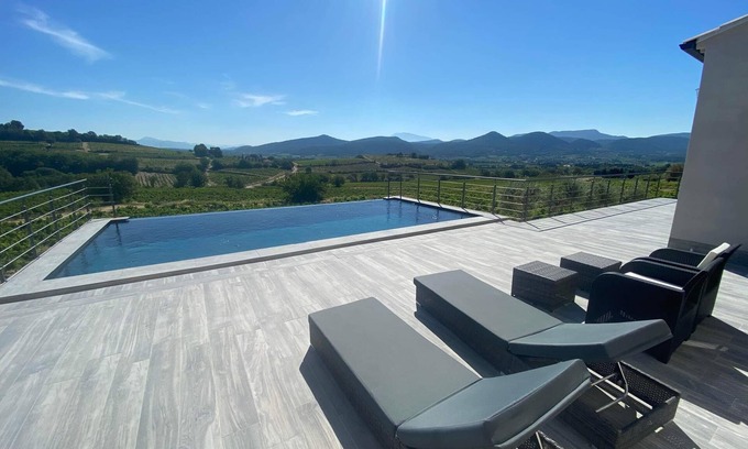 Rasteau Villa | Villa with Infinity Pool and Stunning Views in Provence