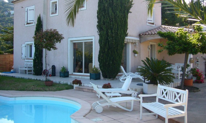 Alata House | Villa with pool and garden