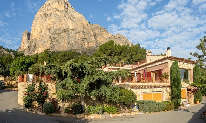 Polop Villa | Villa with sea and mountain views