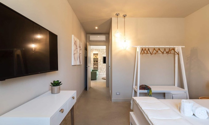 Ragusa Villa | Villa with swimming pool, panoramic view, large veranda, wifi, 10 minutes from the sea
