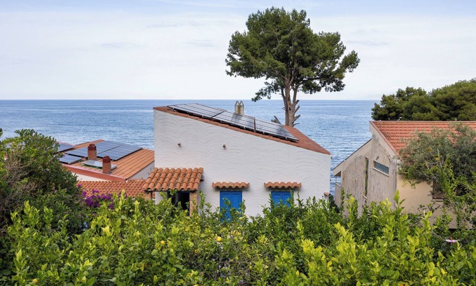 Capo Zafferano Villa | Villa with terrace 10 meters from the sea on the Capo Zafferano golf course.