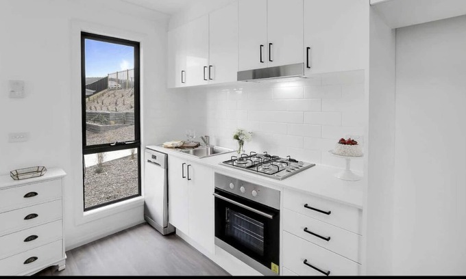 Bowenfels Villa | VILLA10, Brand new , great location, CLEAN and security Family friendly