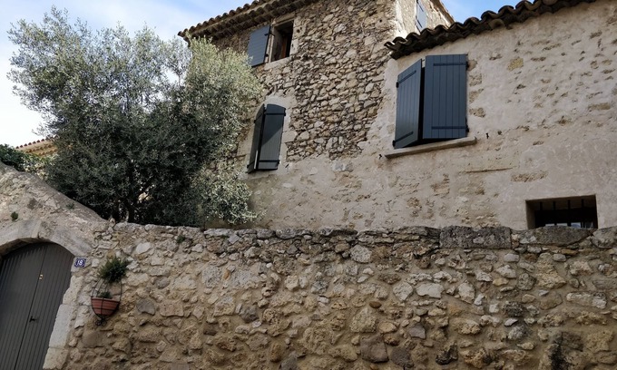 Saint-Mitre-les-Remparts House | Village house in stone