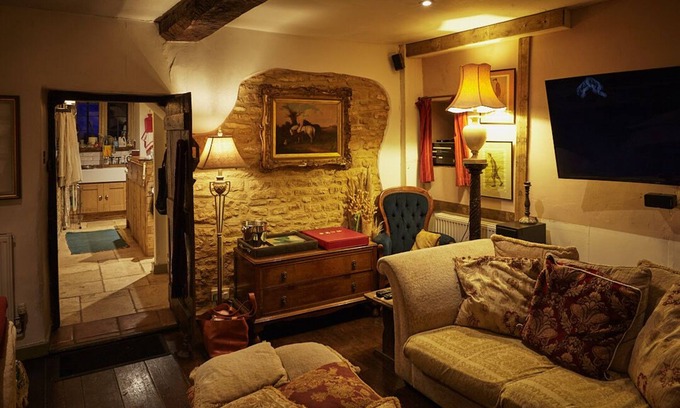 Bourton Other | Village Centre Location Traditional Farm Manor House w Hot Tub
