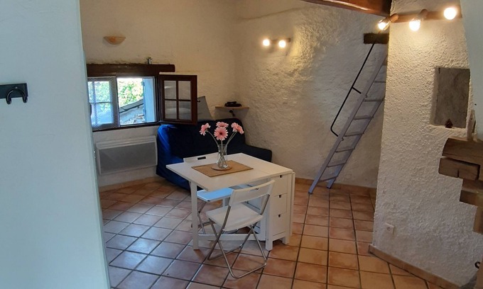 Mallefougasse-Auges Apartment | Village house.