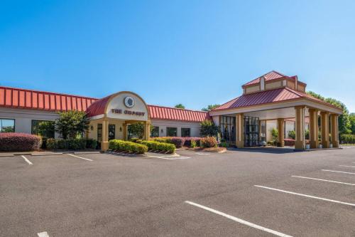 Clemmons Hotel | Village Inn Clemmons-Winston Salem, Trademark by Wyndham