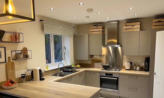 Belbroughton House | Village Retreat with Hot Tub