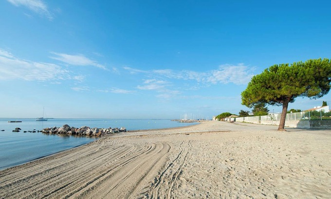 Meze RV Rental | Village Thalassa - Gîte en rez-de-jardin