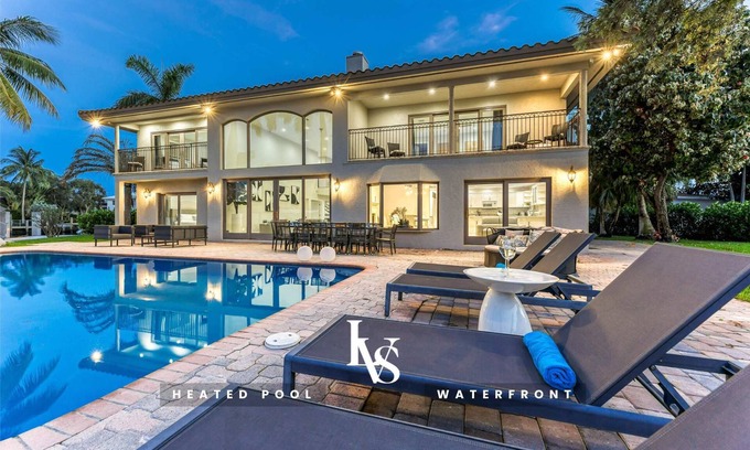 Sunrise Key House | VillaKey- LUXE Waterfront Point Lot Villa 5Min to Beach