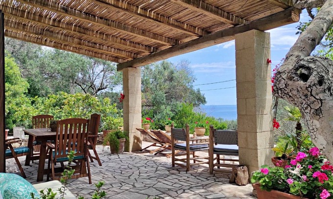 Corsano Apartment | Villetta Sulvia - Alloggio Alaterno con Terrazza Vista Mare