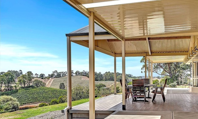 Lenswood House | Vinea Vista Hillside Homestead amid Rural Beauty