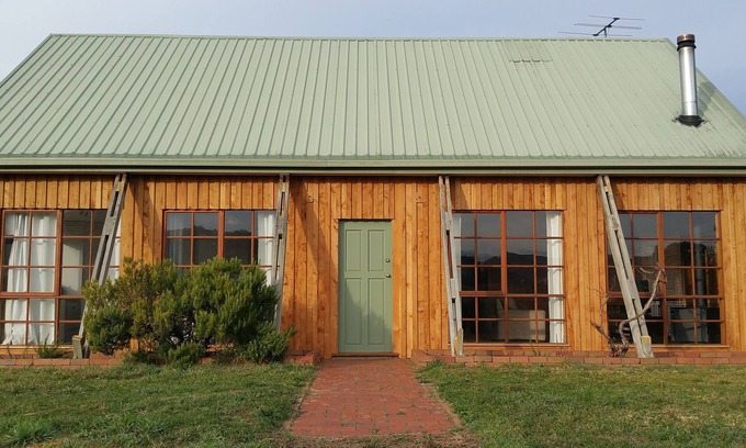 Tea Tree House | Vineyard holidays - Pinot Cottage, Richmond
