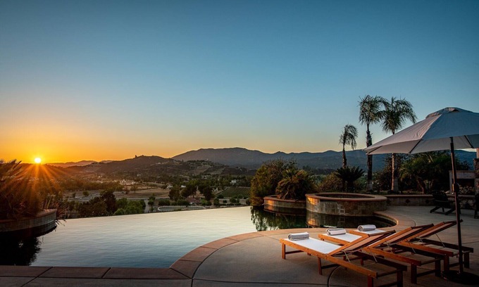 Murrieta House | Vineyard View by Fieldtrip 8 Bd with Infinity Pool, Hot Tub, Games