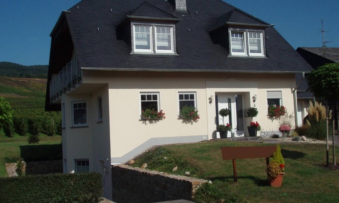 Kinheim Apartment | Vineyard View Romantic Stay