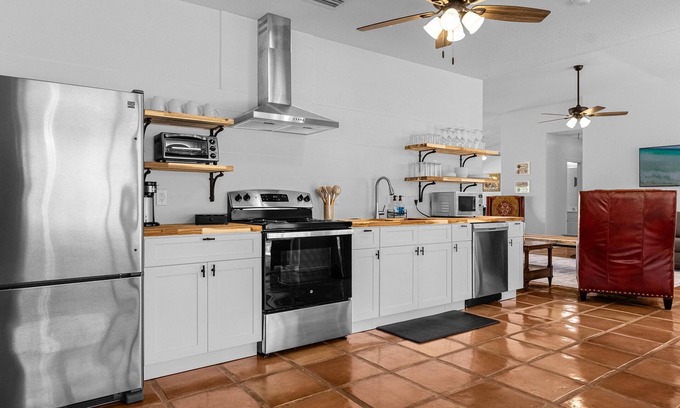Deltona Lakes Villa | Vineyard & Winery Stay! nOsteen/Deltona Florida