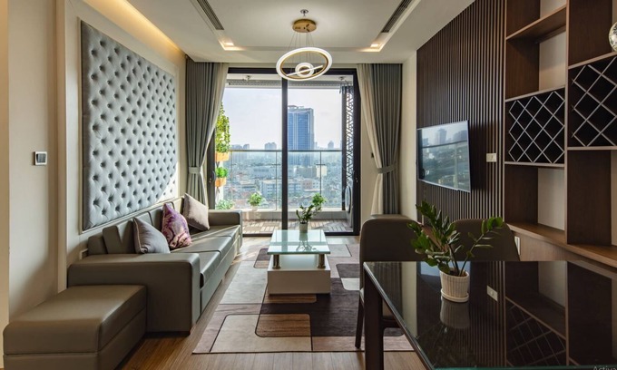Ngoc Khanh Apartment | Vinhomes Metropolis 3 Bedroom Apartment with City View