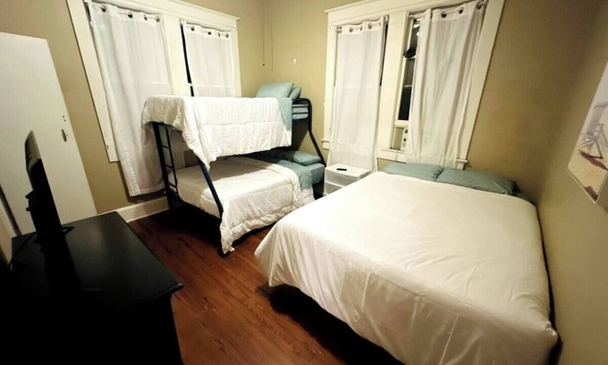 University Heights Apartment | Vintage & Affordable Unit 6 of 6