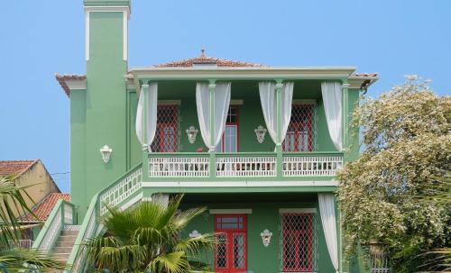 Ovar House | Vintage Balcony Guesthouse