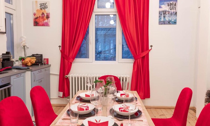 Sofia City Center Apartment | Vintage bohemian Paradise with Xbox Series X for BIG groups