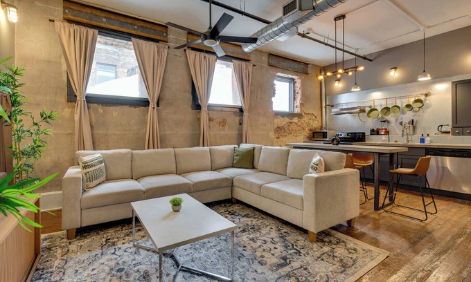 Central City Apartment | Vintage Boho Retreat | Covered Parking | Gym | DT