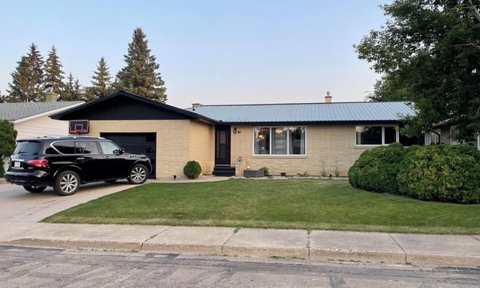 Yorkton House | Vintage Bungalow. It’s Better than a hotel. spread out & enjoy the space.
