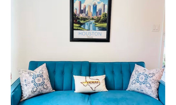 Hyde Park Apartment | Vintage Chalet Studio 6 Creative Walkable Montrose H-Town Favorite!