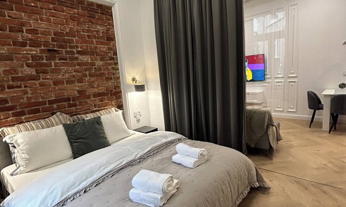 Stradom Apartment | Vintage Charm in Old Town Krakow -8 min walk to Krakow’s Main Square! Sleeps 6