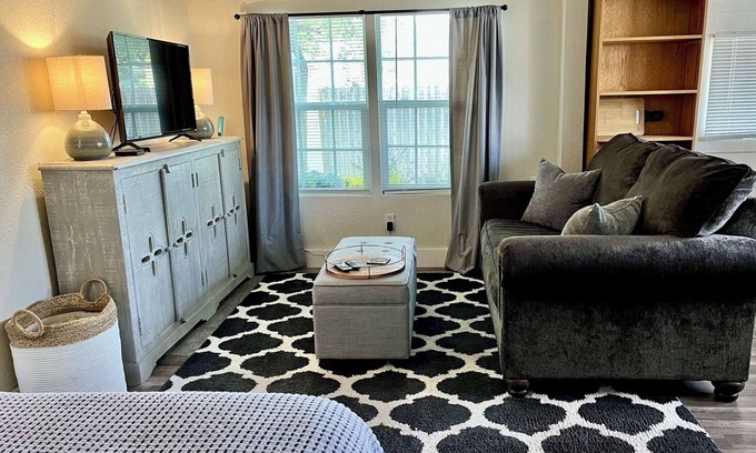 Roswell Cottage | Vintage Charm Meets Modern Comfort~Pet Friendly