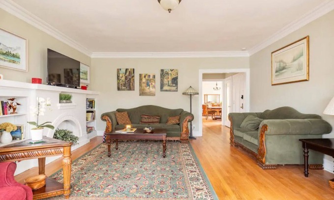 West Ridge Apartment | Vintage Chicago Gem: The Rockwell Retreatn