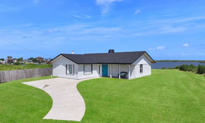 Crystal Beach House | Vintage Coastal Cottage Secluded lake house