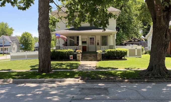 Ottumwa House | Vintage Farmhouse with Parking right in the City! Family Friendly, Fenced Yard.