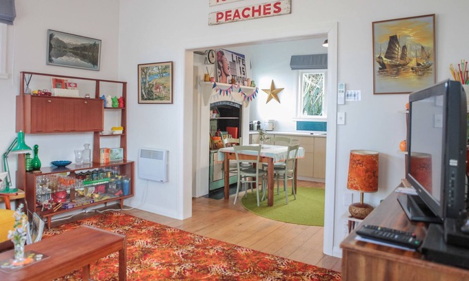 Whanganui Villa | VINTAGE HEYDAY - PVT SPA- FREE BIKE HIRE 1bd Retro Style, Pets by negotiation