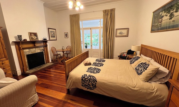Epsom Bed & Breakfast | VINTAGE KING ROOM ONLY Shared Bathroom @ LA CASA BONITA AUCKLAND 8 Rooms Villa