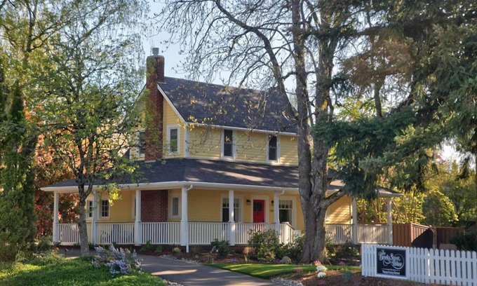 McMinnville House | Vintage Luxury Retreat