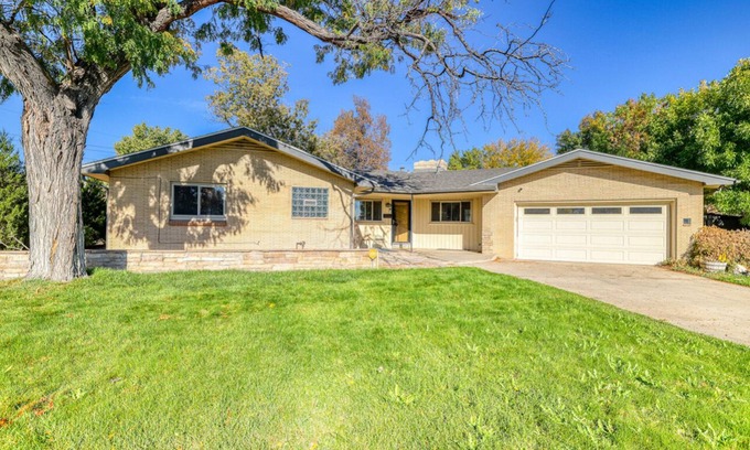 Bel Aire House | Vintage Luxury W/Spa, Huge Yard Near Red Rocks and City
