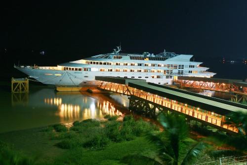 Botahtaung Boat Rental | Vintage Luxury Yacht Hotel