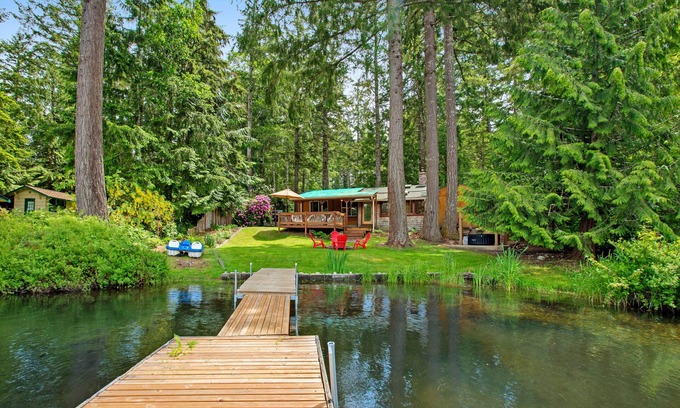 Belfair Cabin | Vintage Mid-Century Modern Lakefront Log Cabin