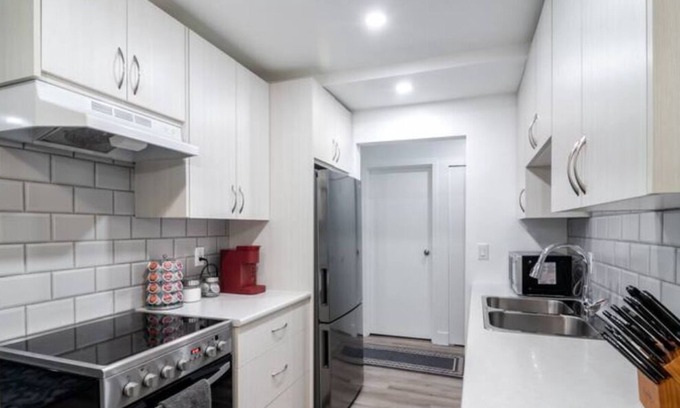 Clearbrook Apartment | Vintage Oasis Getaway: Abbotsford Retreat