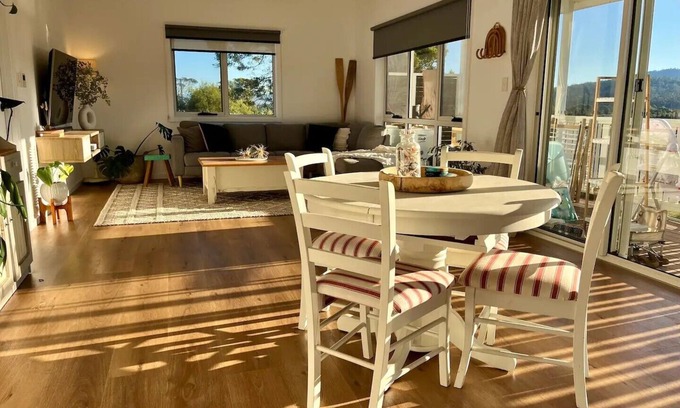 Coles Bay House | Viola - A coastal holiday retreat!