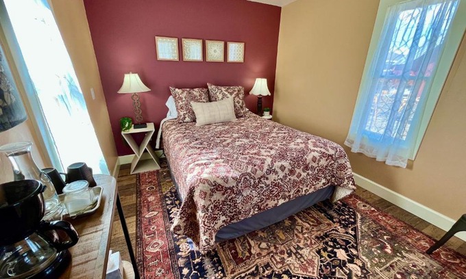 Lazear House | Violet Cottage at Zenzen Gardens