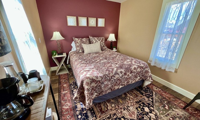 Lazear House | Violet Cottage at Zenzen Gardens